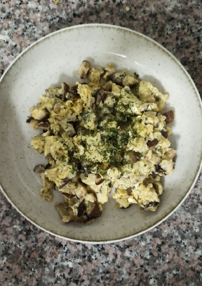 Una foto de Revuelto setas shiitake y queso de cabra