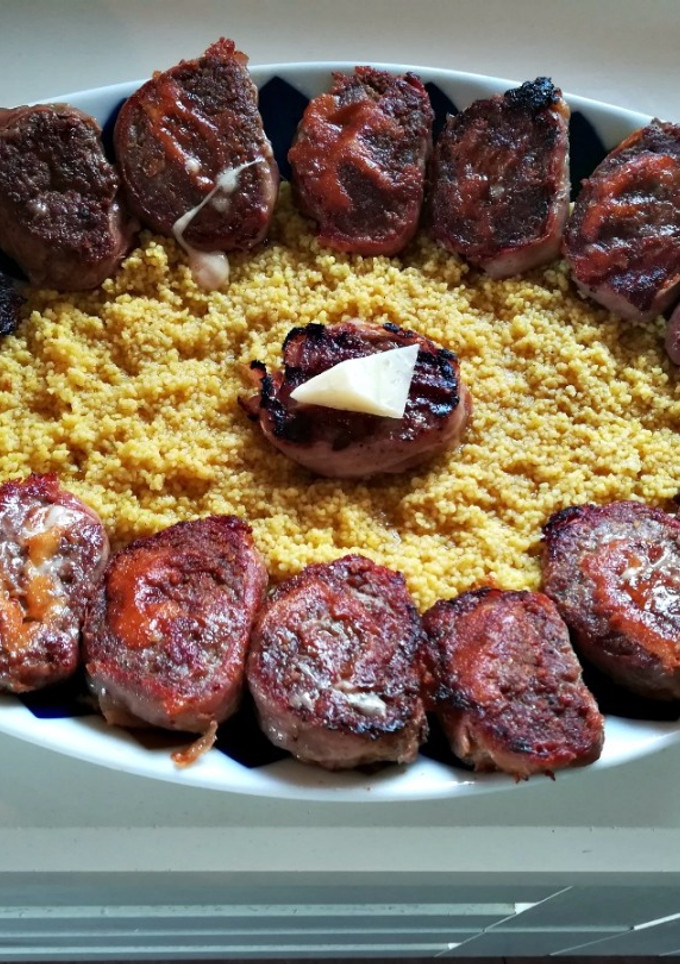 Una foto de Cuscus con mini hamburguesas