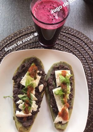 Una foto de Sopes de nopal