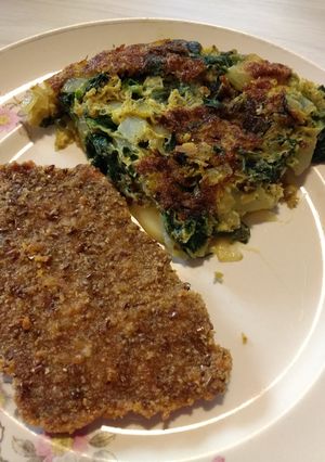 Una foto de Milanesa de carne casera con tortilla de espinaca y queso