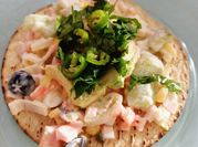 Una foto de ensalada de surimi y apio