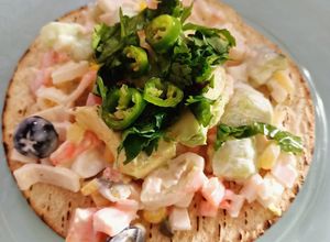 Una foto de Tostadas de ensalada de surimi