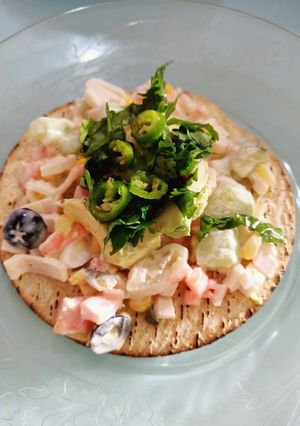 Una foto de Tostadas de ensalada de surimi