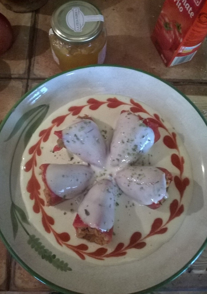 Una foto de Pimientos del piquillo rellenos de setas y emperador