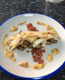 Sepia, habas y jamón con salsa Choron