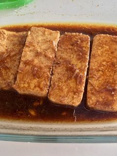 Una foto de Tofu marinado