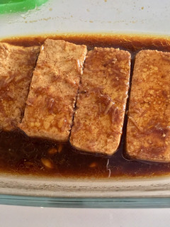 Una foto de Tofu marinado