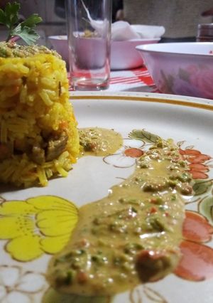 Una foto de Arroz al curry con salsa de pimentón