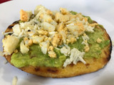 Arepa con guacamole y huevo