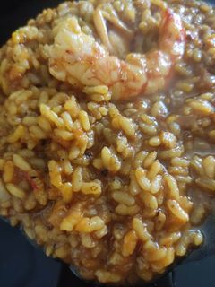 Una foto de Arroz meloso de gambones y calamar al horno con All i Oli de ajo