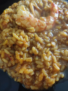 Una foto de Arroz meloso de gambones y calamar al horno con All i Oli de ajo