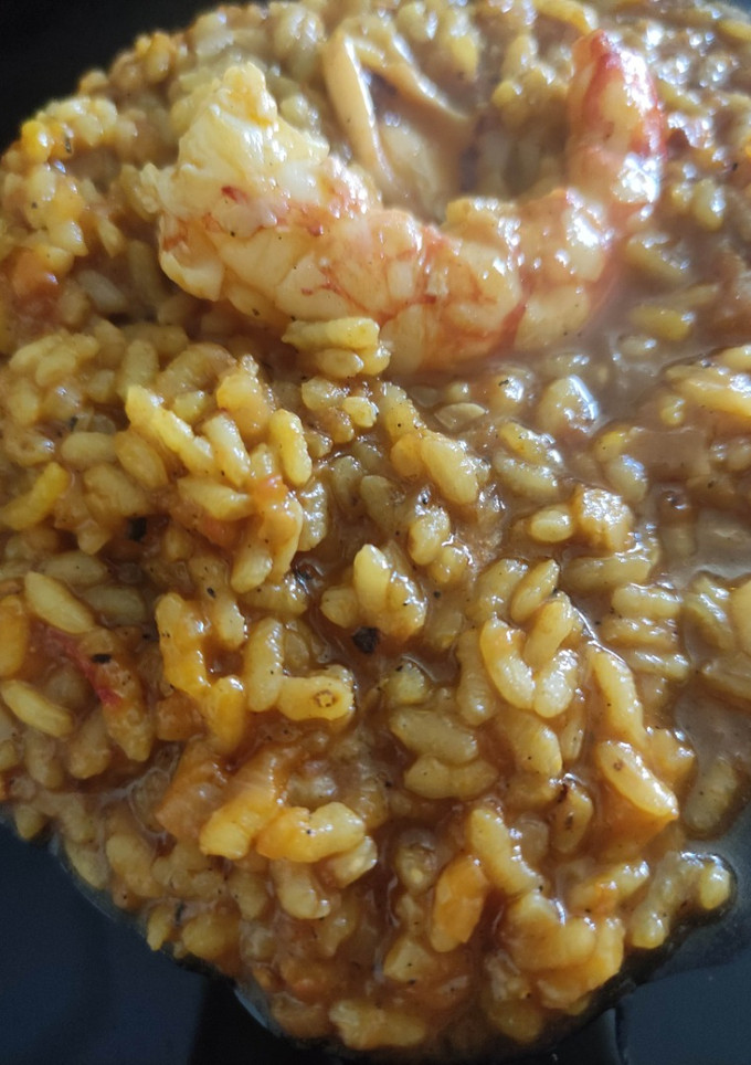 Una foto de Arroz meloso de gambones y calamar al horno con All i Oli de ajo