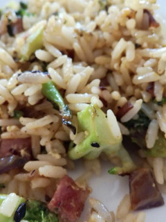 Una foto de Arroz salteado con brócoli bacon ahumado y huevo