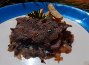 Una foto de Filete al perejil con papas rústicas