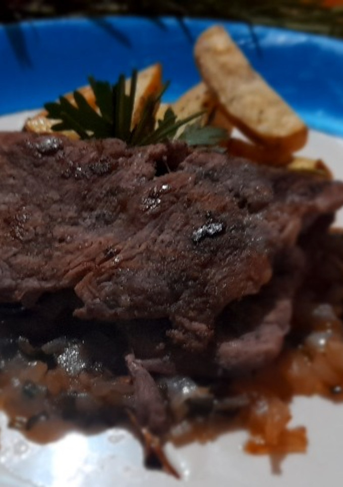 Una foto de Filete al perejil con papas rústicas