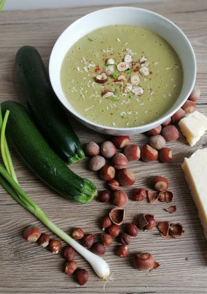 Une photo de Velouté courgette🥒parmesan🧀🌰noisettes 🥣