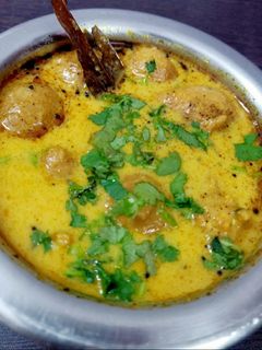 बेसन कढ़ी पकौड़ा (besan kadhi pakoda recipe in Hindi) रेसिपी मुख्य फोटो