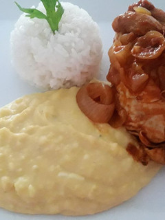 Una foto de Pollo a la Olla con Puré de Papas a lo Carmelita