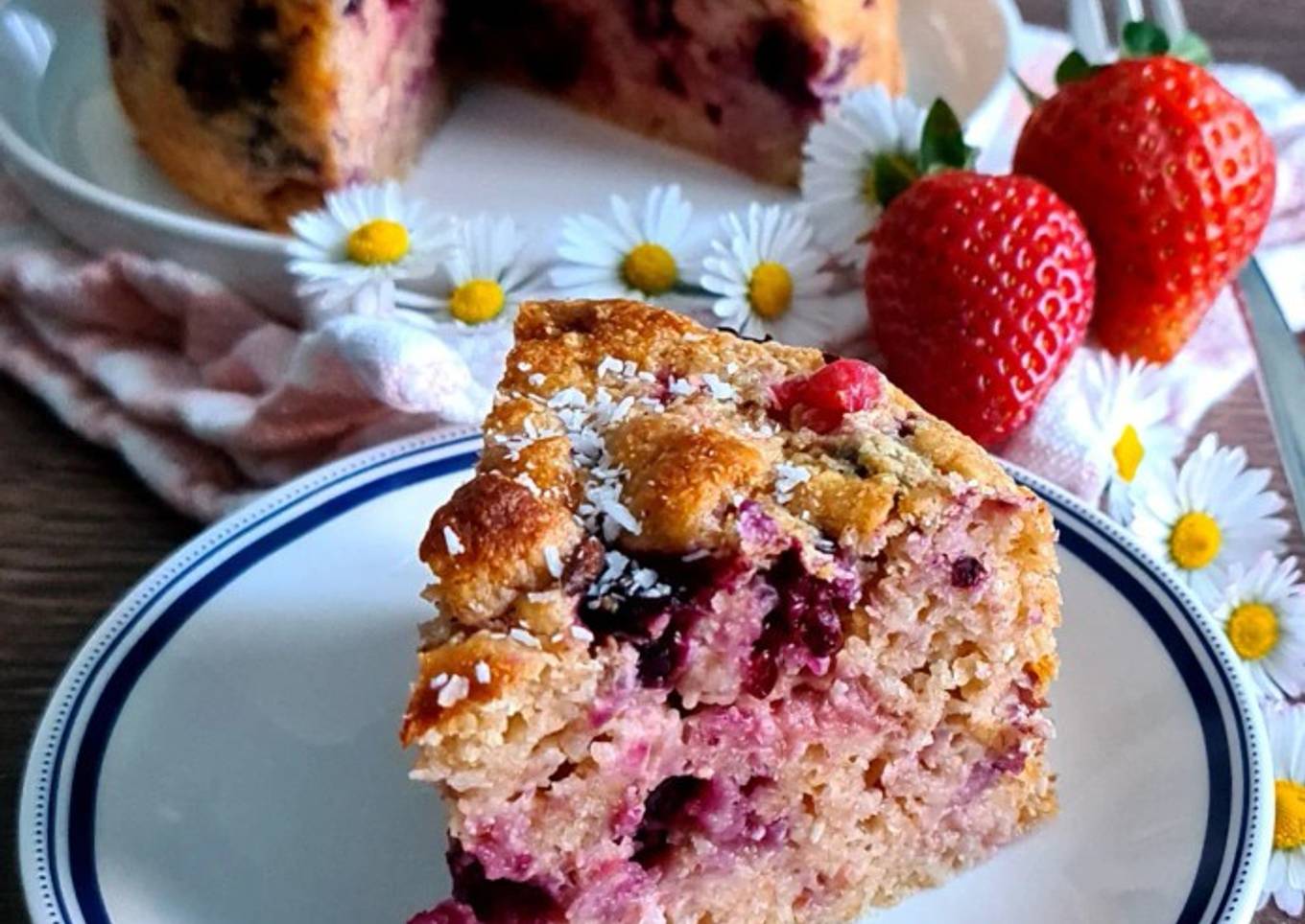 Un cake ultra moelleux à la noix de coco & fruits rouges