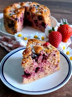 Une photo de Un cake ultra moelleux à la noix de coco & fruits rouges