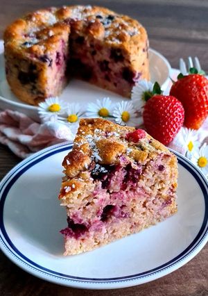 Une photo de Un cake ultra moelleux à la noix de coco & fruits rouges