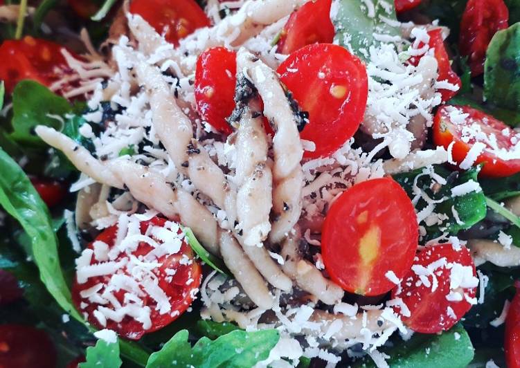 Recetta di Fatto in casa super veloce Pasta fredda con pesto tapenade