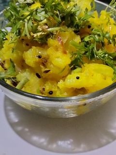 डब्यासाठी बटाट्याची सुकी भाजी (Batatyachi Sukhi Bhaji Recipe In Marathi) रेसिपी चे मुख्य फोटो