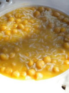 Una foto de Garbanzos caldosito con arroz