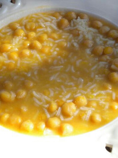 Una foto de Garbanzos caldosito con arroz
