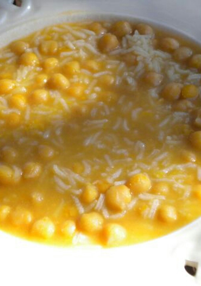 Una foto de Garbanzos caldosito con arroz