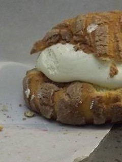 Una foto de Conchas con crema pastelera batida con agua de azahar y tequila las correa
