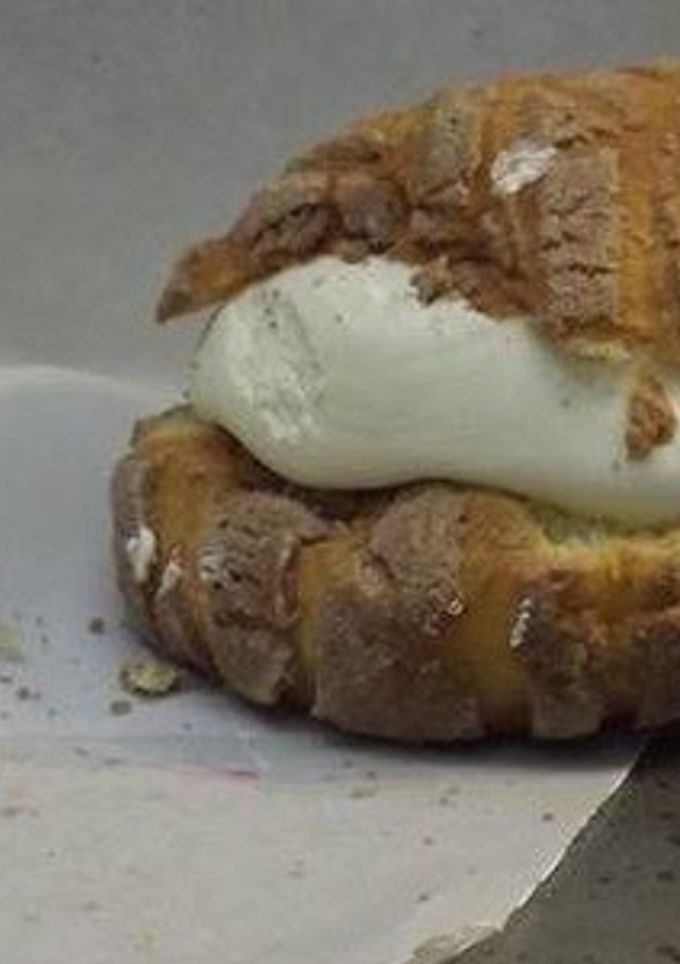 Una foto de Conchas con crema pastelera batida con agua de azahar y tequila las correa