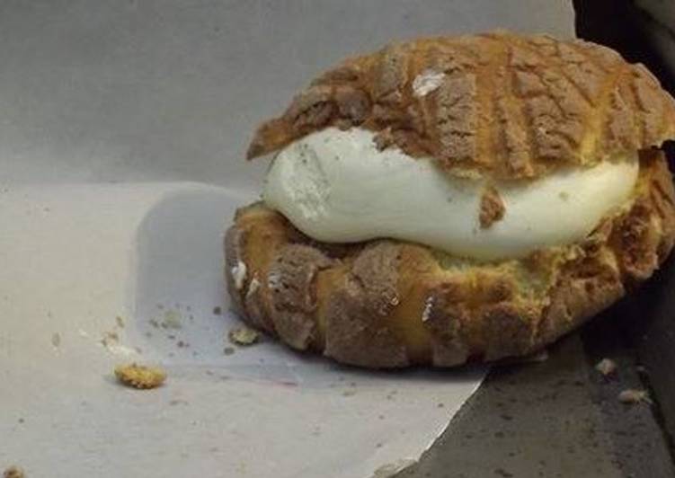 Conchas con crema pastelera batida con agua de azahar y tequila las correa