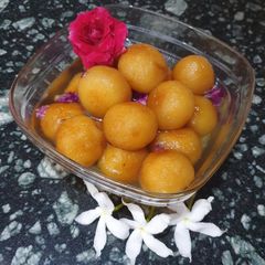 A picture of Gulab Jamun.