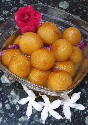 A picture of Gulab Jamun.