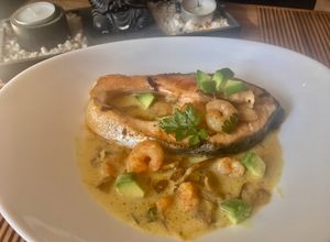 Una foto de Salmón con crema Thai de ajo y coco