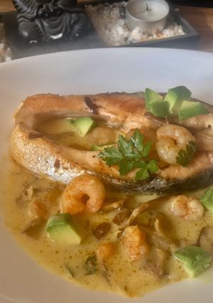 Una foto de Salmón con crema Thai de ajo y coco