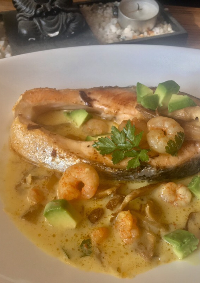 Una foto de Salmón con crema Thai de ajo y coco