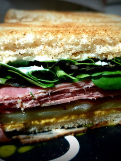 Una foto de Sándwich de Pastrami🍞🥩🥬
