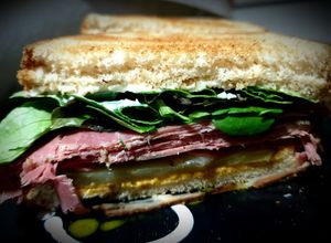 Foto principal de Sándwich de Pastrami🍞🥩🥬