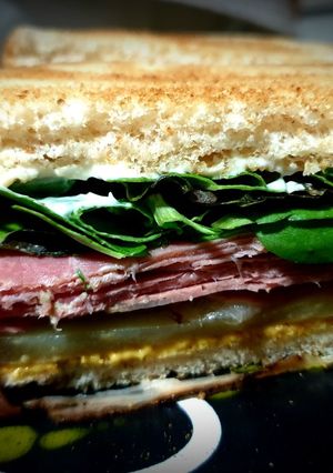 Una foto de Sándwich de Pastrami🍞🥩🥬