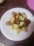 Ensalada de papas fritas y tomates cherry al ajillo