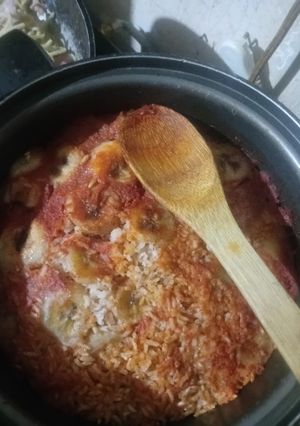 Una foto de Arroz rojo mexicano con plátano 🍅🍌