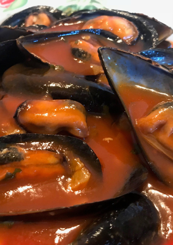 Una foto de Mejillones en salsa de tomate picante