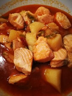Una foto de Marmitako de salmón