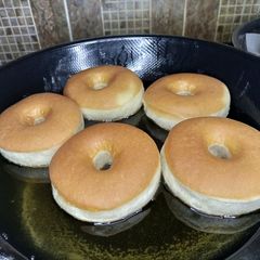 A picture of Ring donuts.
