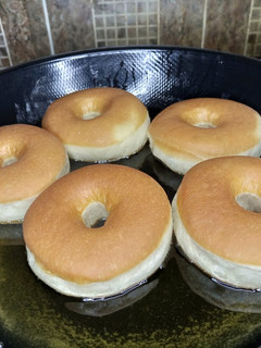 A picture of Ring donuts.