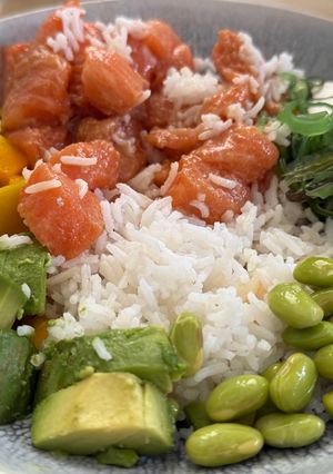 Una foto de Poke de Salmón