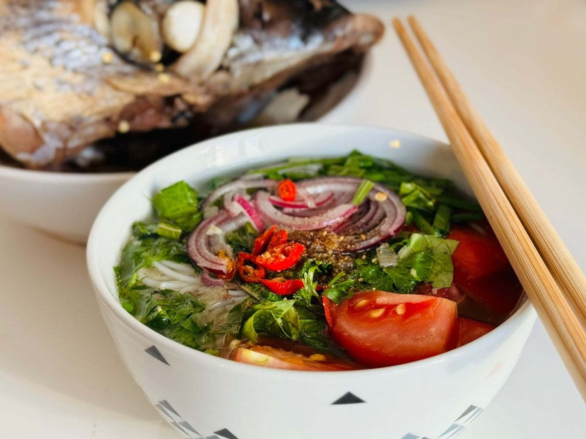 Bún Đầu Cá Ngừ Cà Chua Rau Thơm