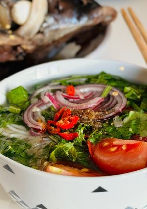 Hình của món Bún Đầu Cá Ngừ Cà Chua Rau Thơm.